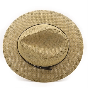 Vue de dessus d'un chapeau de paille fedora avec ruban en cuir brun et boucle métal