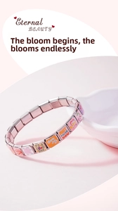 Dettaglio del bracciale componibile italiano con motivi in smalto di basket e fiori