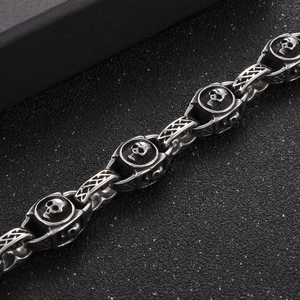 Bracciale a teschio stile punk in acciaio al titanio invecchiato per uomo con catene pesanti