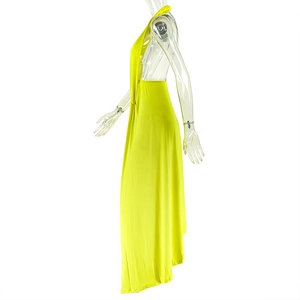 Détail de la robe licou jaune fluo avec laçage latéral et coupe ajustée élégante
