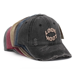 Dettagli di cappelli vintage in cotone lavato con ricamo LOOK LOOK e finiture strappate stile