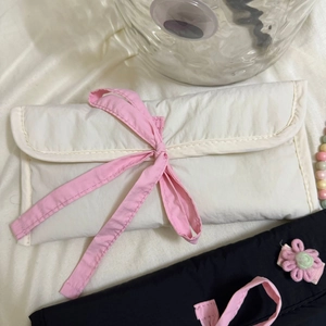 Trousse à crayons matelassée blanche avec nœuds roses pour rangement de bureau