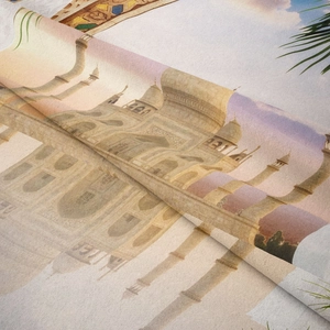 Detailansicht der feinen Webstruktur und des ethnischen Architekturmusters auf dem Wandteppich