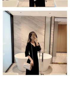 Pochette de soirée argentée scintillante avec chaîne tenue par un mannequin en robe
