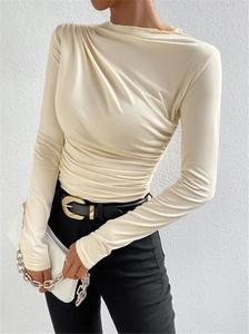 Camiseta ajustada de manga larga en color crema con elegantes detalles de pliegues laterales