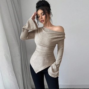 Elegante top in maglia beige con spalle scoperte, maniche a campana e orlo asimmetrico