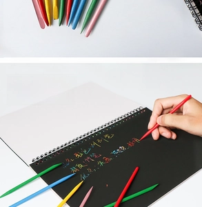 Dettaglio di penne colorate in bambù per bambini che disegnano su carta