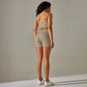 Detail von nahtlosem olivgrünem Yoga-Set mit High-Waist-Shorts und rückenfreiem Sport-BH