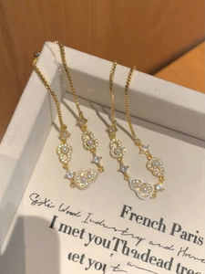 Détail du pendentif gourde plaqué or 18k avec perles blanches et zircons brillants