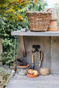 Detail van vintage gietijzeren muurhaak met snorontwerp en rustieke tuin decor