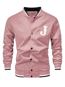 Detailweergave van roze baseballjack met witte chenille J-patch en gestreepte ribboorden