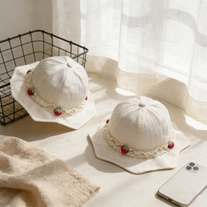 Chapeau de soleil bébé fille avec dentelle fraise et bord en pétale en coton beige
