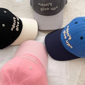 Variedad de gorras de béisbol de algodón con texto bordado en cuatro colores diferentes