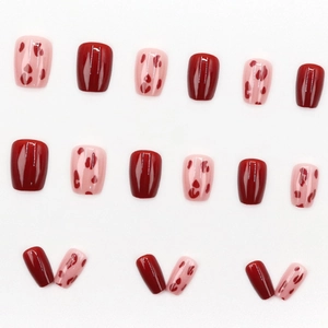 Set unghie finte lucide bordeaux con stampa leopardata e cuori a forma ovale quadrata