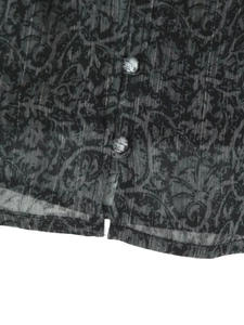 Detail-Makroansicht von Vintage-Paisleymuster und vertikalen Streifen am V-Ausschnitt-Kleid