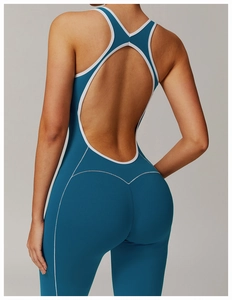Detailansicht des Yoga-Bodysuits mit Rückenausschnitt, weißen Paspeln und Push-up-Nähten