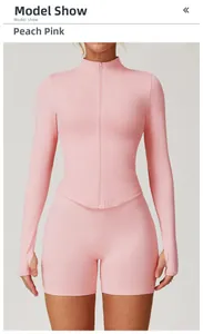 Détail de l'ensemble de yoga côtelé sans couture rose pêche avec haut et short