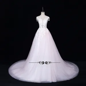Détail de la broderie florale en dentelle et du tulle multicouche sur la robe de mariée