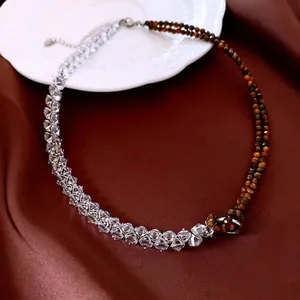 Collier asymétrique vintage avec zircon, oeil de tigre et cristaux sur soie et céramique