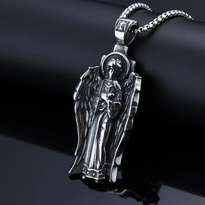 Gros plan détaillé d'un pendentif ange argenté sur un fond noir réfléchissant