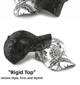 Dettaglio cappello da baseball a fiori con corona rigida e design unisex