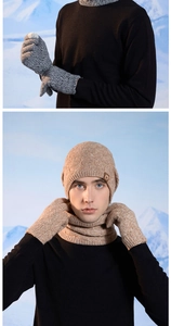 Gros plan du bonnet en tricot épais avec logo en cuir et tour de cou pour la chaleur hivernale