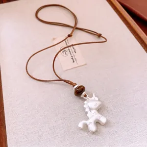 Collier licorne minimaliste avec perle marron et cordon tressé pour femme