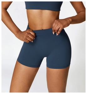 Dettaglio dei pantaloncini da yoga blu navy a vita alta senza cuciture in tessuto elastico