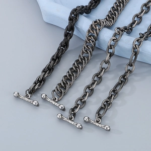 Détail de quatre chaînes rétro en acier titane avec boutons T-bar en forme de crâne