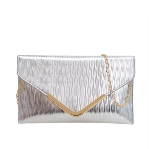 Pochette enveloppe argentée à texture ondulée, bordure en V dorée et bandoulière