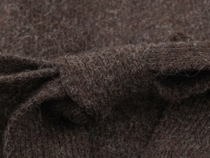 Macro d'un tissu en laine pelucheuse marron foncé de haute qualité et détails de fibres