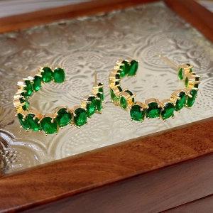 Eleganti orecchini a lobo a C placcati in oro con cristalli di smeraldo verde ovale