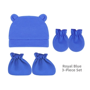 Détail de l'ensemble 3 pièces bleu roi pour nouveau-né avec bonnet, moufles et chaussons