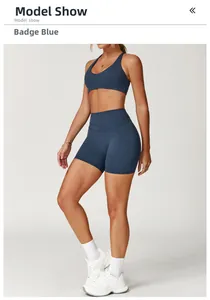 Completo sportivo blu emblema da donna con reggiseno vogatore e pantaloncini a vita alta