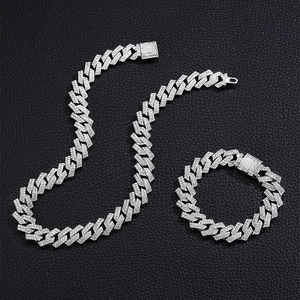 Ensemble collier et bracelet maille cubaine argentée sertis de strass avec fermoir carré punk