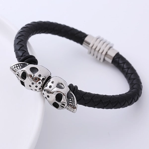 Geflochtenes Herren-Lederarmband in Schwarz mit zwei Totenköpfen und Magnetverschluss
