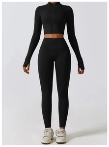 Détail de l'ensemble de yoga noir avec haut zippé, passe-pouces et legging à taille haute