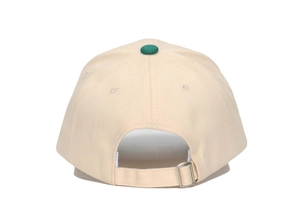 Détail de la boucle métallique réglable sur une casquette en coton beige