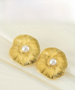Détail de boucles d'oreilles pétales en acier inoxydable doré 18 carats avec perle