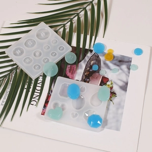Vue macro de moules en silicone pour boutons en résine DIY et pendentifs géométriques