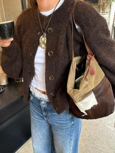 Gilet boutonné marron foncé pour femme avec un sac à bandoulière aux motifs animaliers