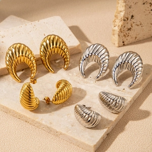 Titanium Steel Threaded C-Shaped Hoop Earrings For Women Minimalist Fashion Croissant Style Gold Silver Earrings Jewelry