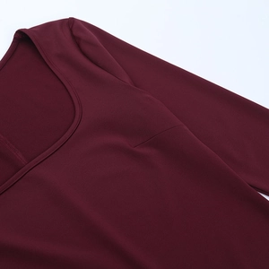 Detail des burgunderfarbenen U-Ausschnitts und der hochwertigen Nähte am Kleid