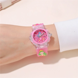 Dettaglio dell'orologio rosa per bambini con quadrante a sirena e cinturino in silicone