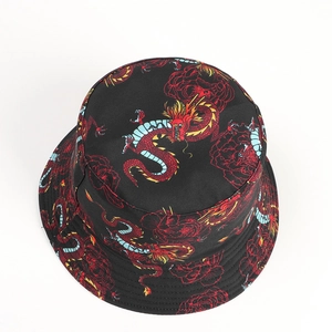 Dettaglio del cappello alla pescatora nero con drago cinese rosso e ricamo floreale