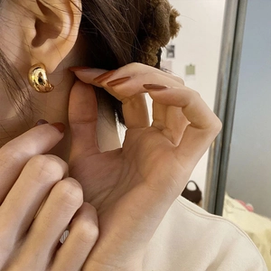 Orecchini a perno minimalisti dorati a forma di C con finitura lucida da donna