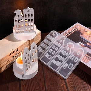 Dettaglio degli stampi in silicone per portacandele a forma di casa e creazioni in resina