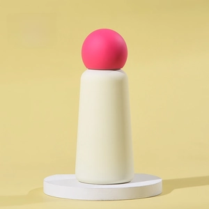 Vue détaillée de la gourde 350ml blanc ivoire avec un bouchon sphérique rose vif