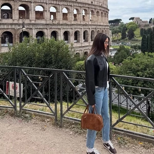 Giacca da motociclista corta in pelle nera da donna con collo alto per uno stile street