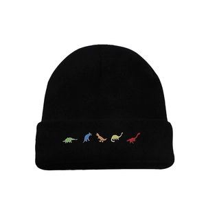 Winter-Strickmütze in Schwarz für Damen und Herren mit fünf bunten Dinosaurier-Stickereien